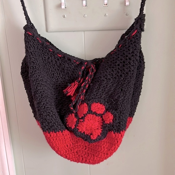 Red + Black Hand Crocheted Bag Large Dawg Paw ๐พ Magnetic Closure Cinch Top NEW - Picture 5 of 14
